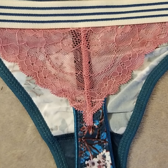 3/$25 Sam Edelman Thong with Lace - Picture 4 of 6
